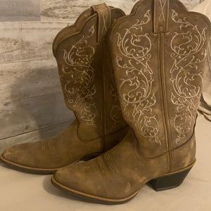 Gently worn cute cowgirl boots size 7
